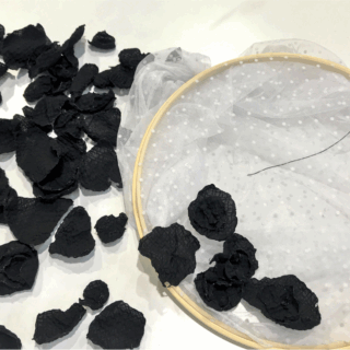 Aplique textil sobre tul
