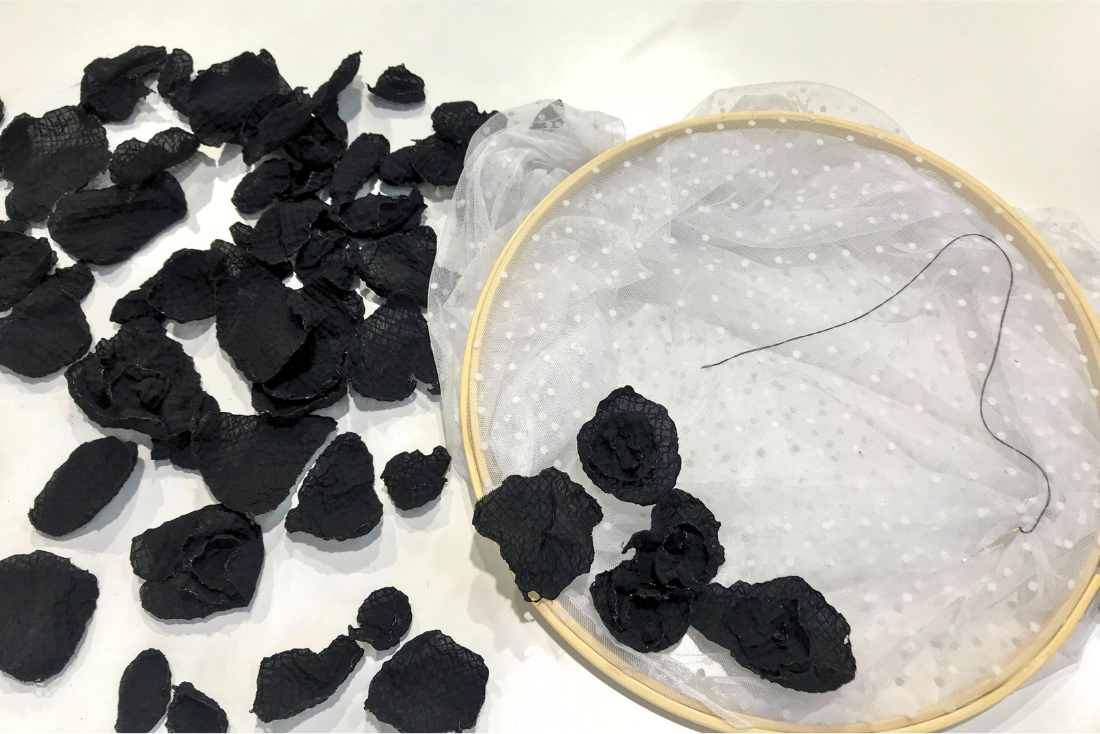 Aplique textil sobre tul